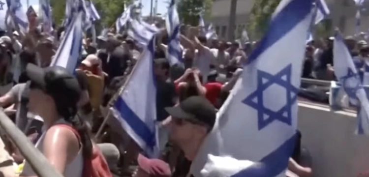 W Izraelu wciąż niespokojnie. Na ulice Tel Awiwu wyszło ponad 100 tys. osób