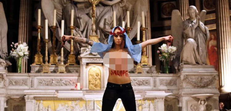 Absolutny skandal! Feministka w kościele symulowała „aborcję Jezusa”. Teraz… państwo ma wypłacić jej odszkodowanie