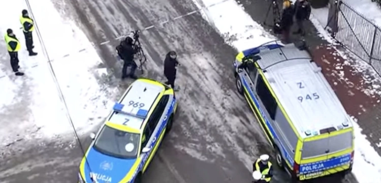 Akcja policji w Warszawie. Podejrzany o podwójne zabójstwo zabarykadował się w mieszkaniu