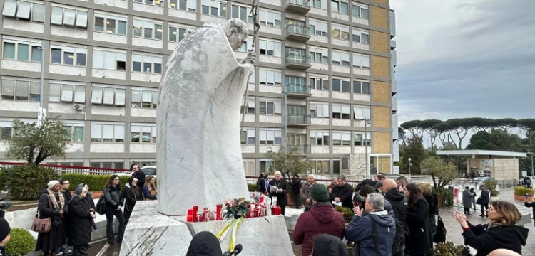 „Kryzys z oddychaniem”. Znowu pogorszył się stan papieża