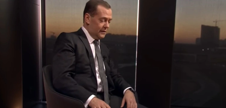 „To dranie, palanty, maniacy”. Sfrustrowany Miedwiediew wyrzuca żale w Internecie