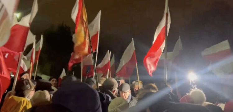 „Daje mu to ogromną siłę”. Kolejna manifestacja przed aresztem w Radomiu