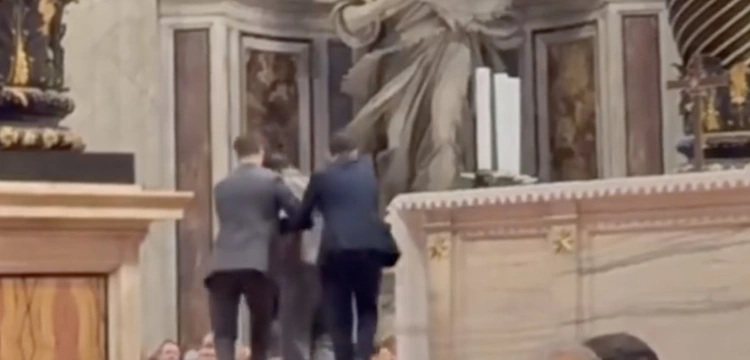 Szokujące sceny w Bazylice św. Piotra. Mężczyzna oddał mocz na ołtarz