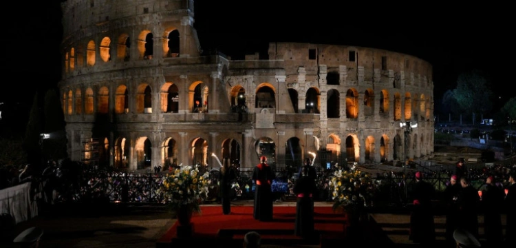 Leon XIV wraca do tradycji. Sam poniesie krzyż w Wielki Piątek