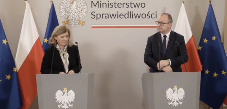 Rząd dokonuje zamachu na media, a Jourová… ogłasza koniec problemów z praworządnością