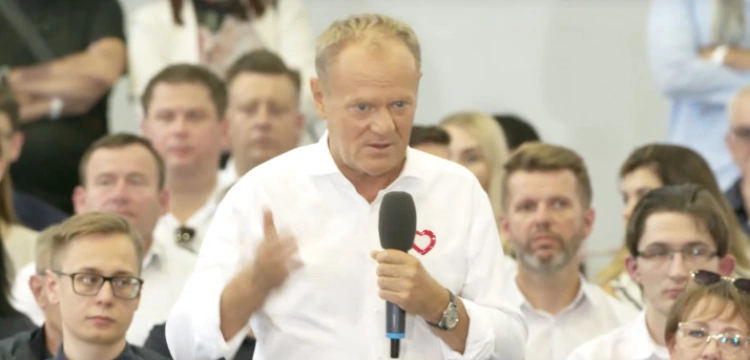 „Zabetonowani pisowską propagandą”. Tusk żali się, że opuścił go… kler