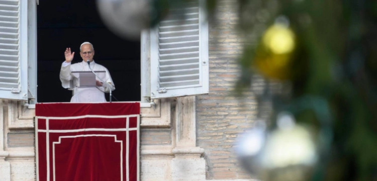 Papież: niech rodziny będą znakiem obecności Boga