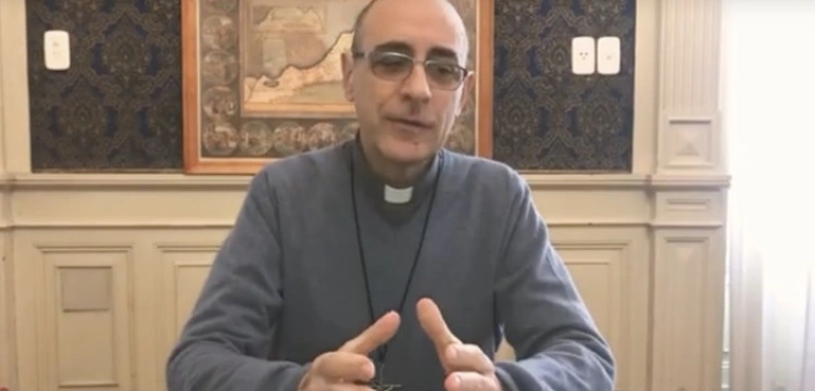 „Chciałem trafić do młodych”. Abp Fernández tłumaczy się z książki o całowaniu