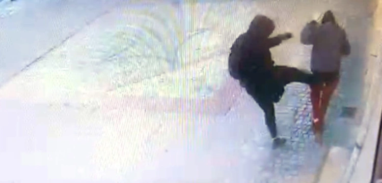 Zaatakował przypadkową kobietę. Brutalne pobicie w centrum Warszawy