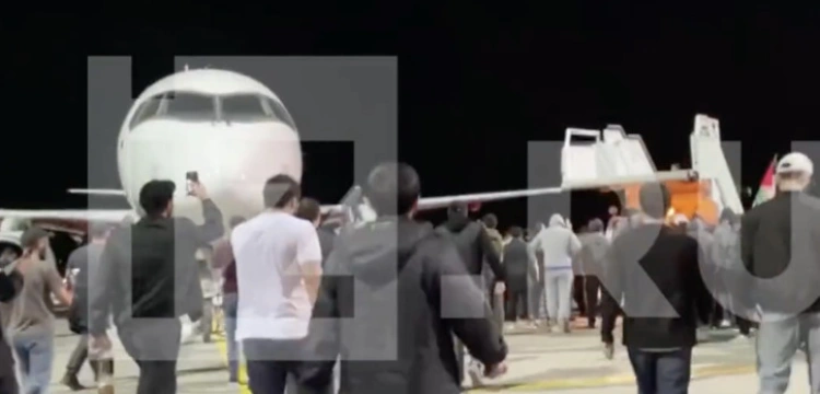 Samolot z Izraela wylądował w Rosji. Tłum przeprowadził szturm na lotnisko