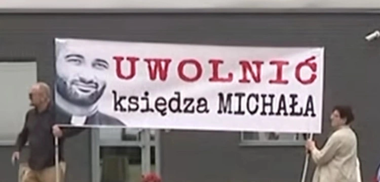 „Uwolnić Księdza Michała!” W całej Warszawie zawisły banery w obronie ks. Olszewskiego