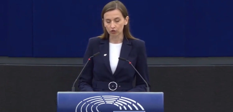 „Skapitulowała przed Kaczyńskim”. Spurek wściekła na KE