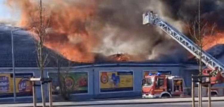 Niebezpieczny pożar na Dolnym Śląsku. Runął dach „Biedronki”