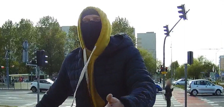 Elbląg. Zamaskowany mężczyzna napadł na modlących się katolików