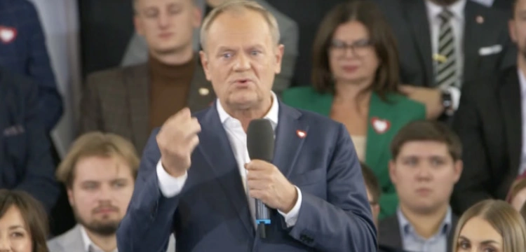 „In-vitro, podwyżki dla nauczycieli, babciowe…”. Tusk chwali się „sukcesami” i uderza w PiS