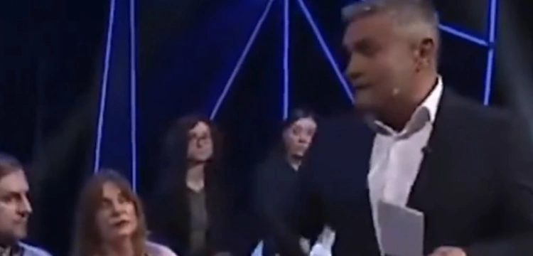 Oto „czysta woda”. Czyż wyrywa mikrofon działaczowi, bo nie spodobało mu się pytanie