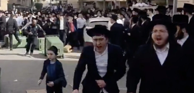 Izrael: Tłum ortodoksów próbował zlinczować dwie żołnierki