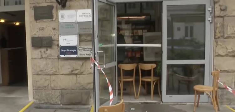 Akcja służb przed biurem PO. Ktoś miał rzucić w budynek koktajlem Mołotowa