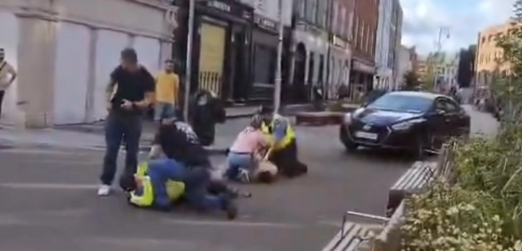 Wstrząsające sceny w Dublinie. Nożownik rzucił się na policjanta