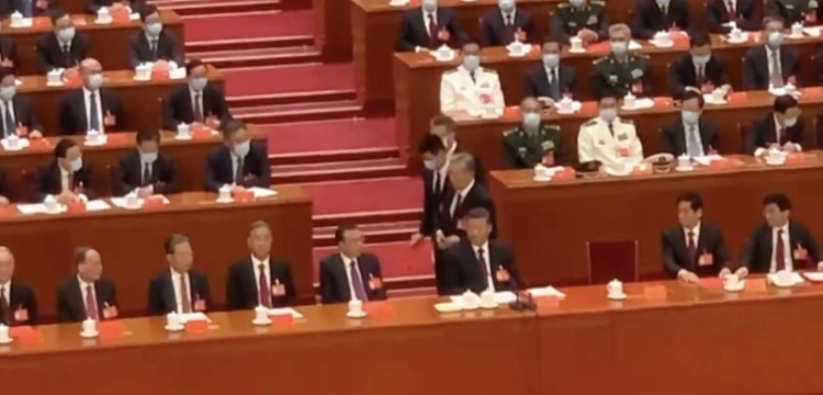 Gorąco na zjeździe KPCh. Ważnego polityka wyniesiono siłą?