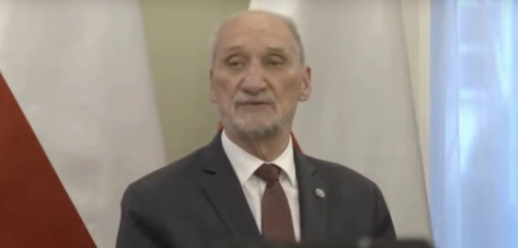 Macierewicz odpowiada na atak rządzących: Kłamstwa broniące Putina