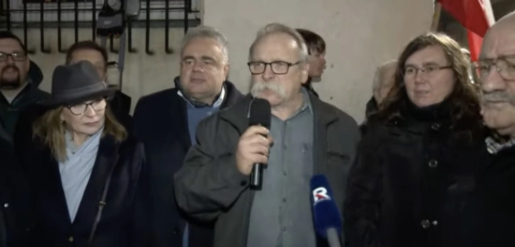 „Rura nam nie zmięknie”. Polacy protestują w obronie TVP