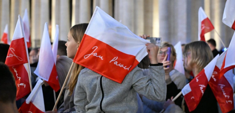 „Zło dobrem zwyciężaj!” Setki wiernych czuwały w Watykanie w rocznicę wyboru Jana Pawła II