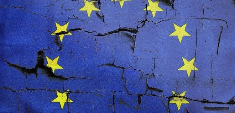 Efekt działań eurokratów. Polacy coraz bardziej niechętni wobec UE