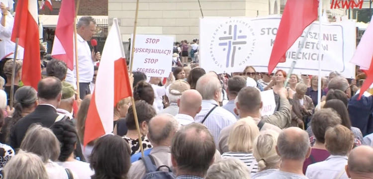 „My chcemy Boga w książce, w szkole!” Polacy protestują przeciwko działaniom minister Nowackiej