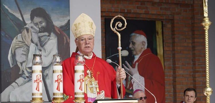 Kard. Müller do Polaków: Nie pozwólcie na zamknięcie swojej wiary w „przestrzeni prywatności”