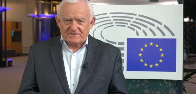 „Część rodaków wierzy w siłę drutu kolczastego”. Miller o zaporze na granicy z Rosją