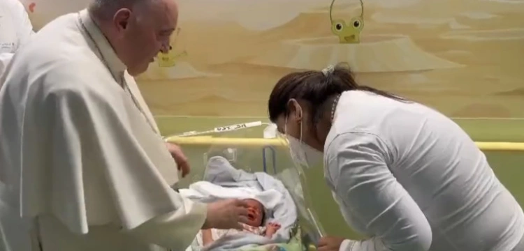 Papież Franciszek nie nudzi się w szpitalu. Dziś postanowił wyręczyć kapelana