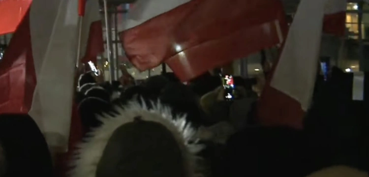 Polacy odpowiadają rządowi. Tłumy przed siedzibą TVP