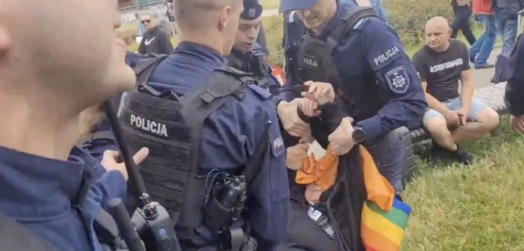 Prowokacje na marszu w Warszawie. W roli głównej „Babcia Kasia”