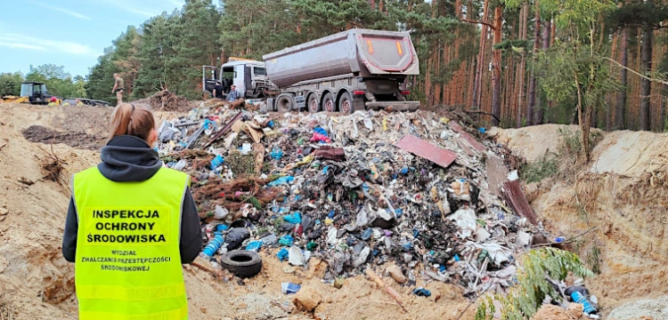 Sprowadzali niebezpieczne odpady. Pięć osób w rękach policji