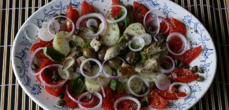 Włoska sałatka z młodych ziemniaków i pomidorów