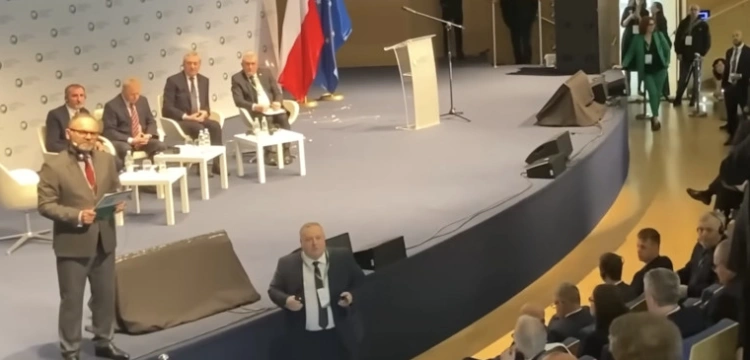 Protest rolników? Wicepremiera jajkami obrzucił… działacz Konfederacji