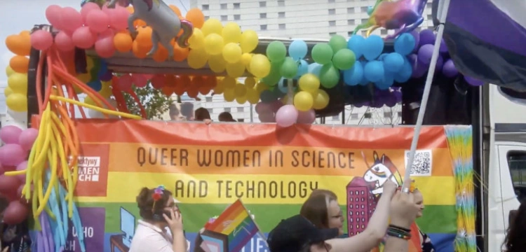 Himalaje absurdu. WP: „Trzymali kontrowersyjny transparent z napisem ‘są tylko dwie płcie’”