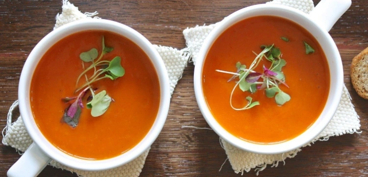 Gazpacho - wyśmienity hiszpański chłodnik z pomidorów. Idealny na upał!