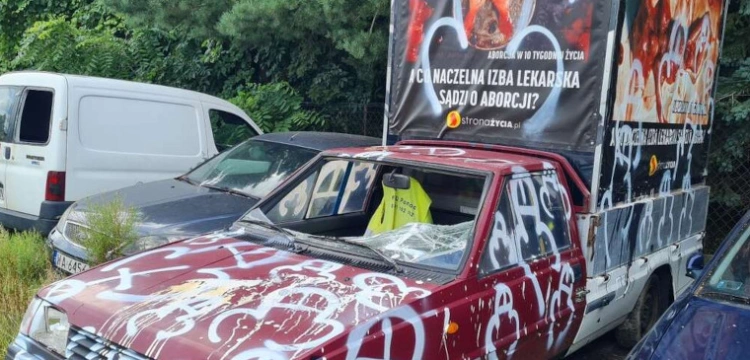 Zniszczono antyaborcyjny samochód zaparkowany pod siedzibą Naczelnej Izby Lekarskiej