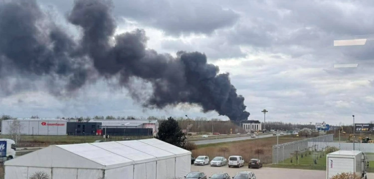 Ogromny pożar pod Warszawą. Na miejscu 21 zastępów straży pożarnej