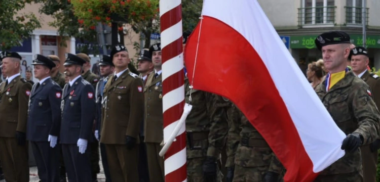 Flagi opuszczono do połowy masztu. Żałoba w Wojsku Polskim
