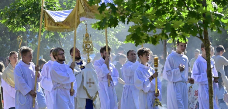 Bp Adam Bab do młodzieży: Wiara jest decyzją. Ona musi się wydarzyć