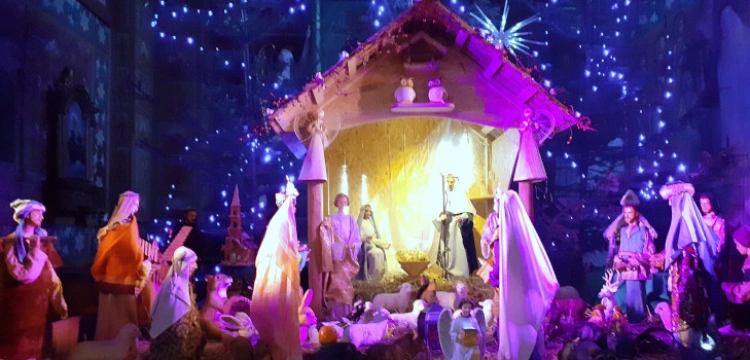 To się dzieje naprawdę… Włoski ksiądz chce umieścić w szopce… „dziewczynkę Jezus”