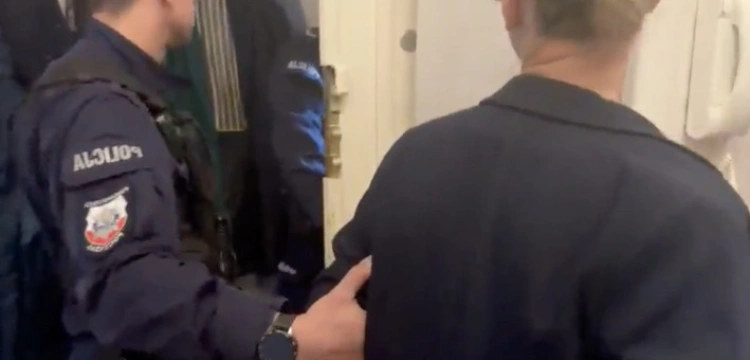 Skandaliczna interwencja służb w domu Sakiewicza. Kuriozalne wyjaśnienia policji