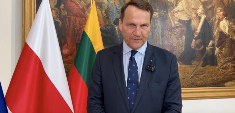 Pomyliły mu się epoki? Sikorski każe biskupowi „zrzucić sukienkę”