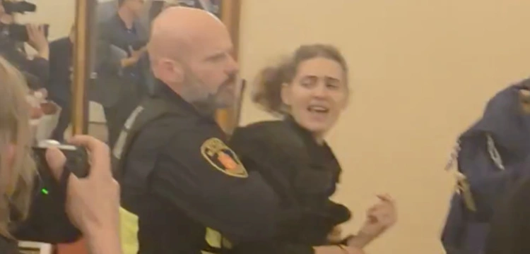 „Strach zagląda w oczy ekipy Trzaskowskiego”. Szokujące sceny na sesji Rady Warszawy