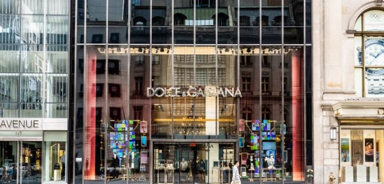 Dolce & Gabbana pokazuje kolekcję ubrań wzorowaną na… strojach liturgicznych