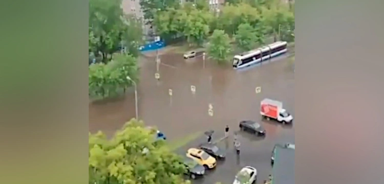 Pogodowy armagedon w Moskwie. Stolicę Rosji nawiedziły tropikalne deszcze