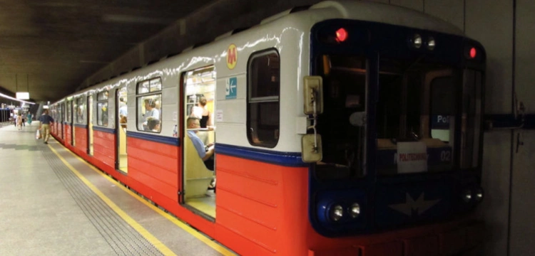 Pożar w warszawskim metrze. Ogień wybuchł w pociągu linii M2